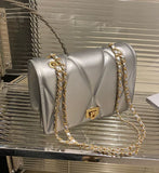 Modische Umhängetasche mit Kettenriemen